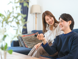 家族がリビングでくつろぐ様子